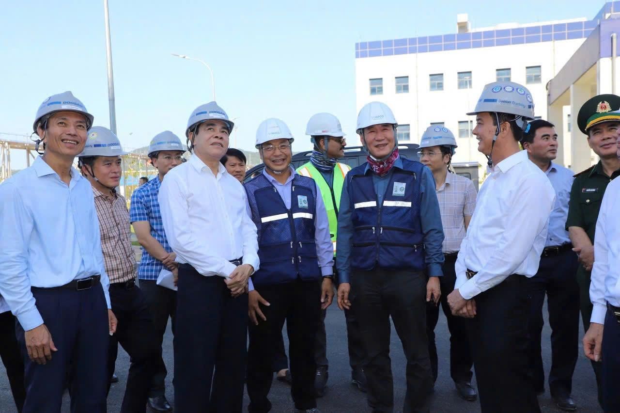 Lãnh đạo Hà Tĩnh thăm Nhà máy Sản xuất ô tô điện VinFast (khu kinh tế Vũng Áng). Ảnh tư liệu bi-thu-tinh-uy-ha-tinh-nguyen-duy-lam-kiem-tra-tien-do-trien-khai-cac-cong-trinh-du-an-trong-diem-o-khu-kinh-te-vung-ang-1280x852.jpg