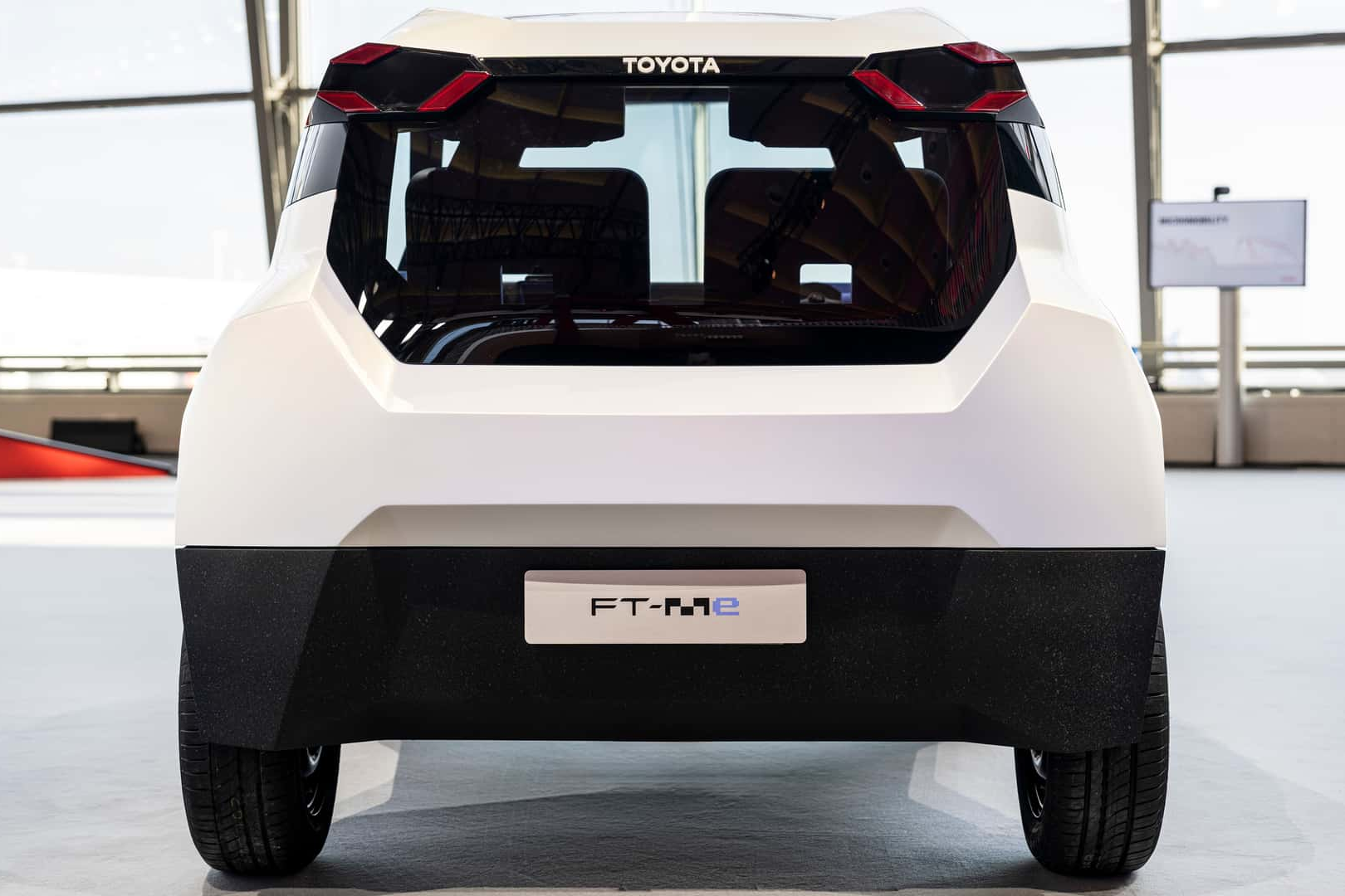 Xe sử dụng vật liệu thân thiện với môi trường và giảm tới 90% lượng khí thải carbon so với các mẫu xe đô thị hiện nay. Hệ thống pin cũng có mức tiêu thụ năng lượng thấp hơn gấp 3 lần so với các mẫu xe điện thông thường.