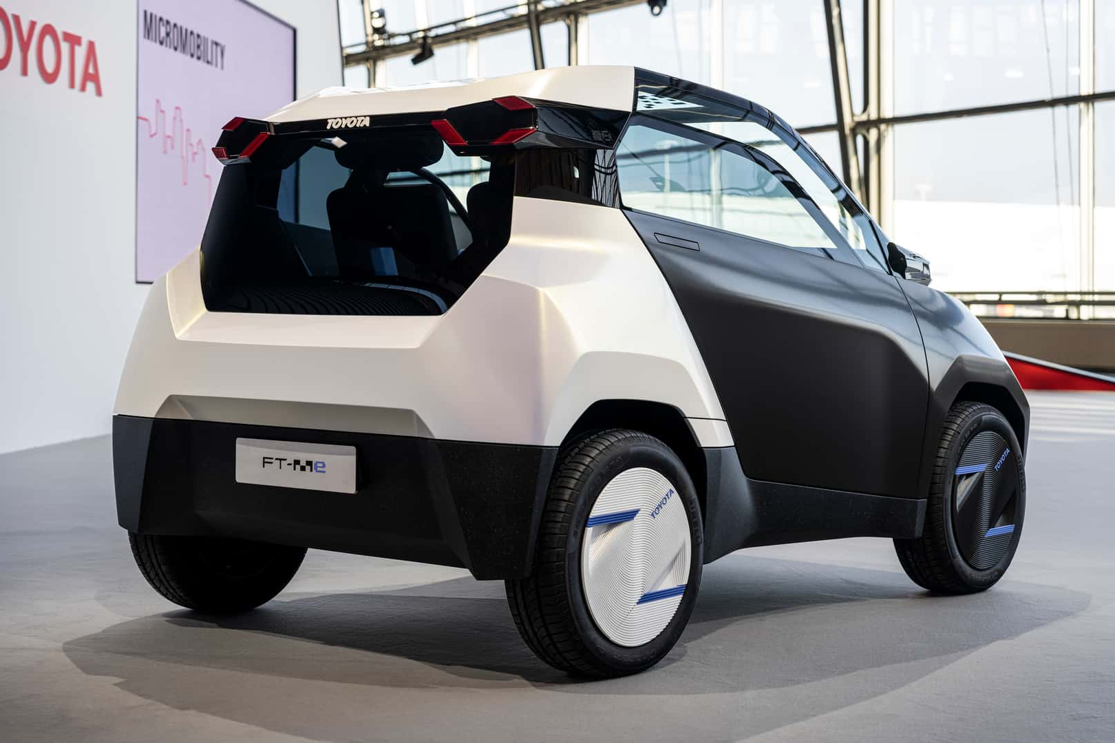 Với triết lý "Mobility for All" của Toyota, mẫu concept này được thiết kế để phù hợp với nhiều đối tượng người dùng, bao gồm cả những người mới có bằng lái, thậm chí từ 14 tuổi tại một số thị trường.