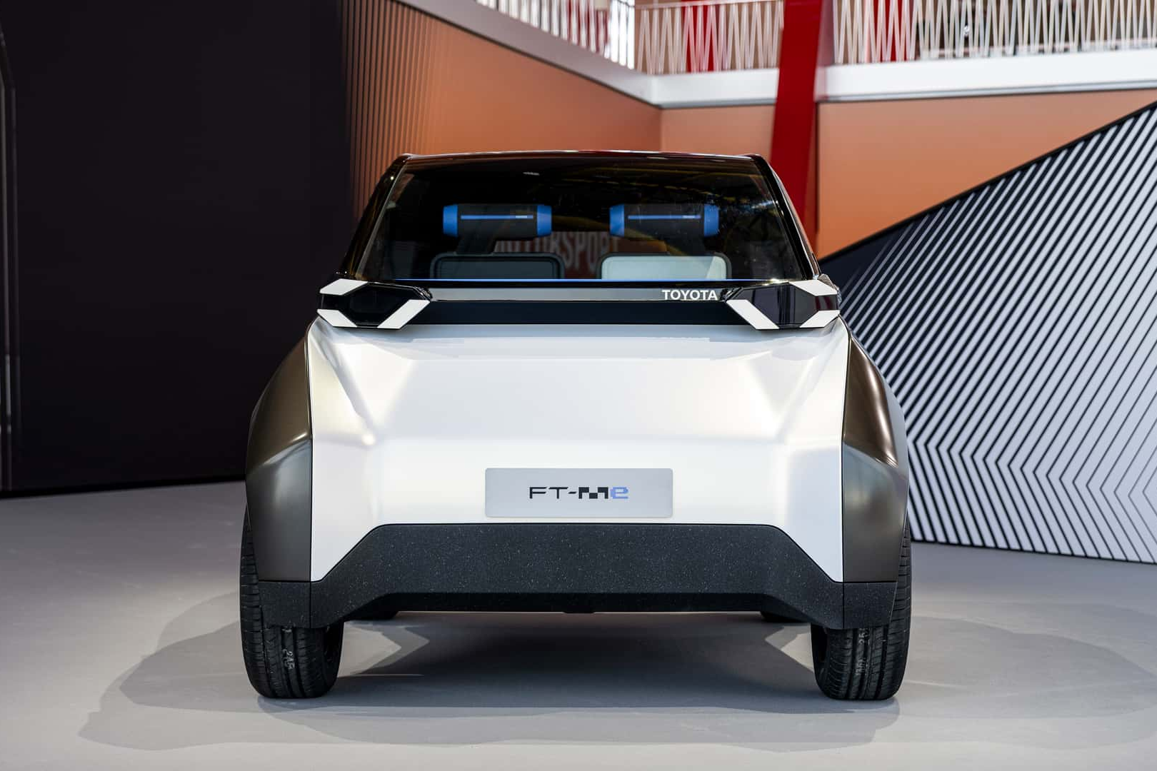 Ngoại thất của chiếc Toyota FT-Me được lấy cảm hứng từ các loại mũ bay của phi công tiêm kích với chiều dài tổng thể dưới 2,5 m. Thông số này cho phép chiếc xe chỉ chiếm phân nửa không gian đỗ xe thông thường.