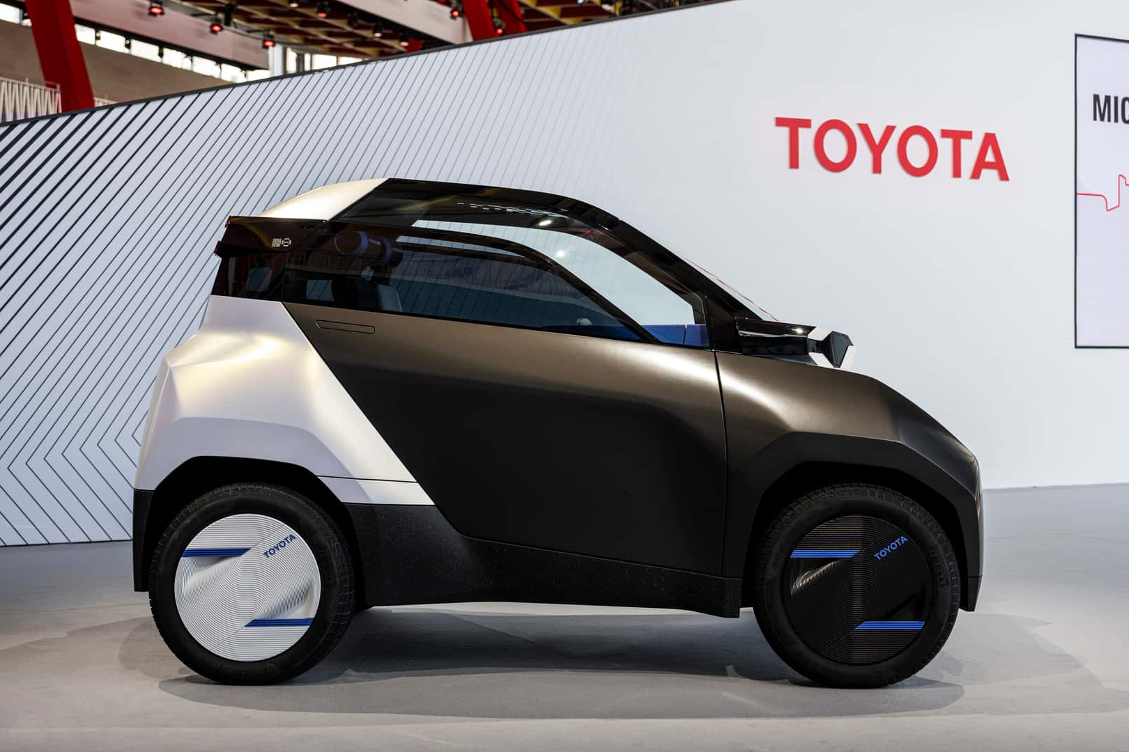 Với thiết kế đặc biệt, người lái sẽ có góc nhìn 360 độ, dễ dàng quan sát môi trường đô thị xung quanh. Xe còn được tích hợp kết nối thông minh, hỗ trợ mở khóa không cần chìa cùng nhiều dịch vụ tiện ích khác.