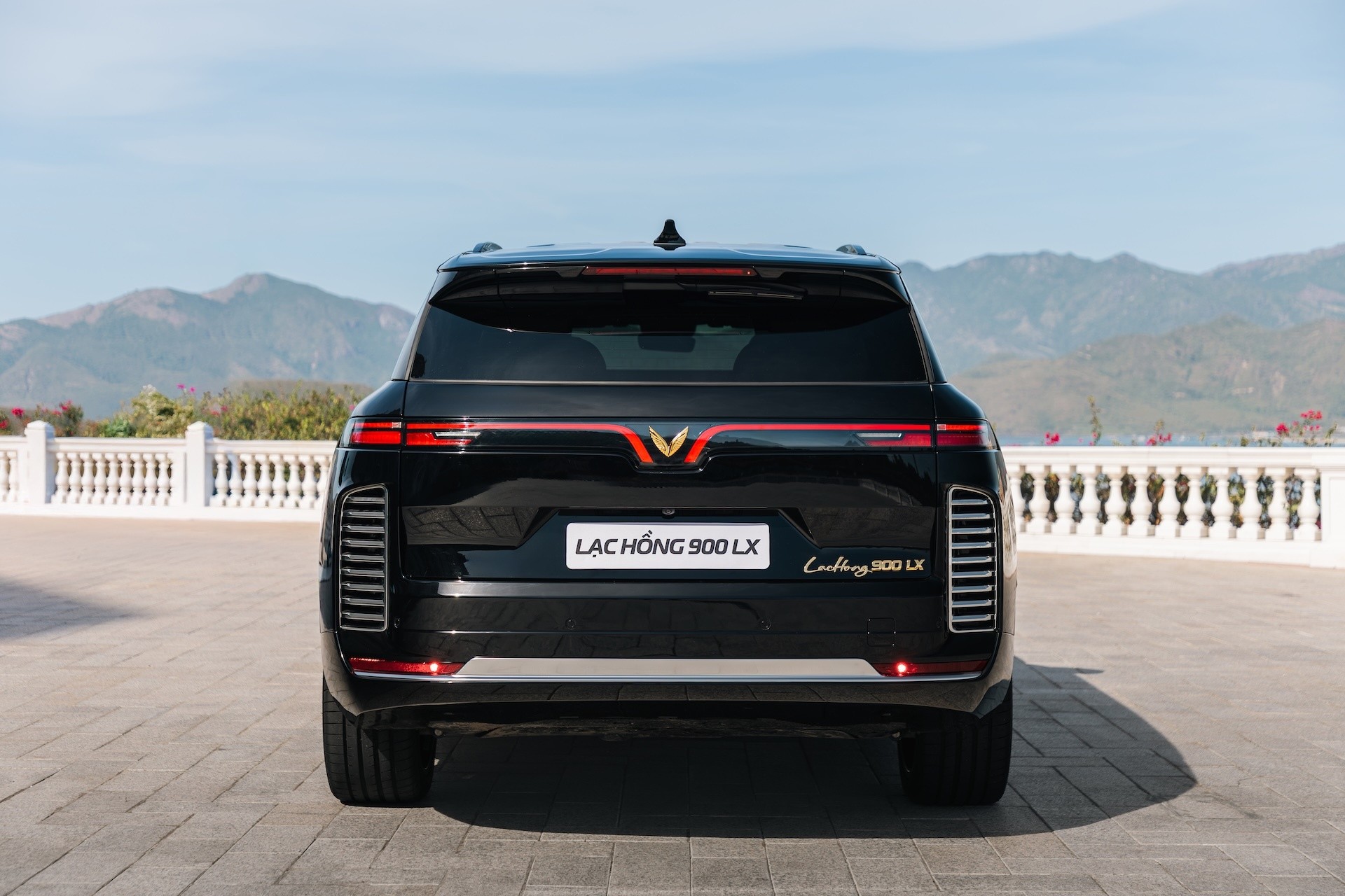 Lạc Hồng 900 LX phiên bản chống đạn được bọc thép toàn bộ, gia cố thân vỏ, khung gầm, cửa kính và vách ngăn chống đạn phía sau, do INKAS Armored Vehicle Manufacturing thực hiện. Phiên bản này đạt chuẩn VPAM VR7, có khả năng chống lại các loại đạn súng trường NATO Ball M80 và lựu đạn loại DM51, đã trải qua quá trình kiểm thử nghiêm ngặt với 440 phát đạn bắn vào nhiều vị trí, 11 lần nổ mìn từ dưới gầm và trên nóc xe.