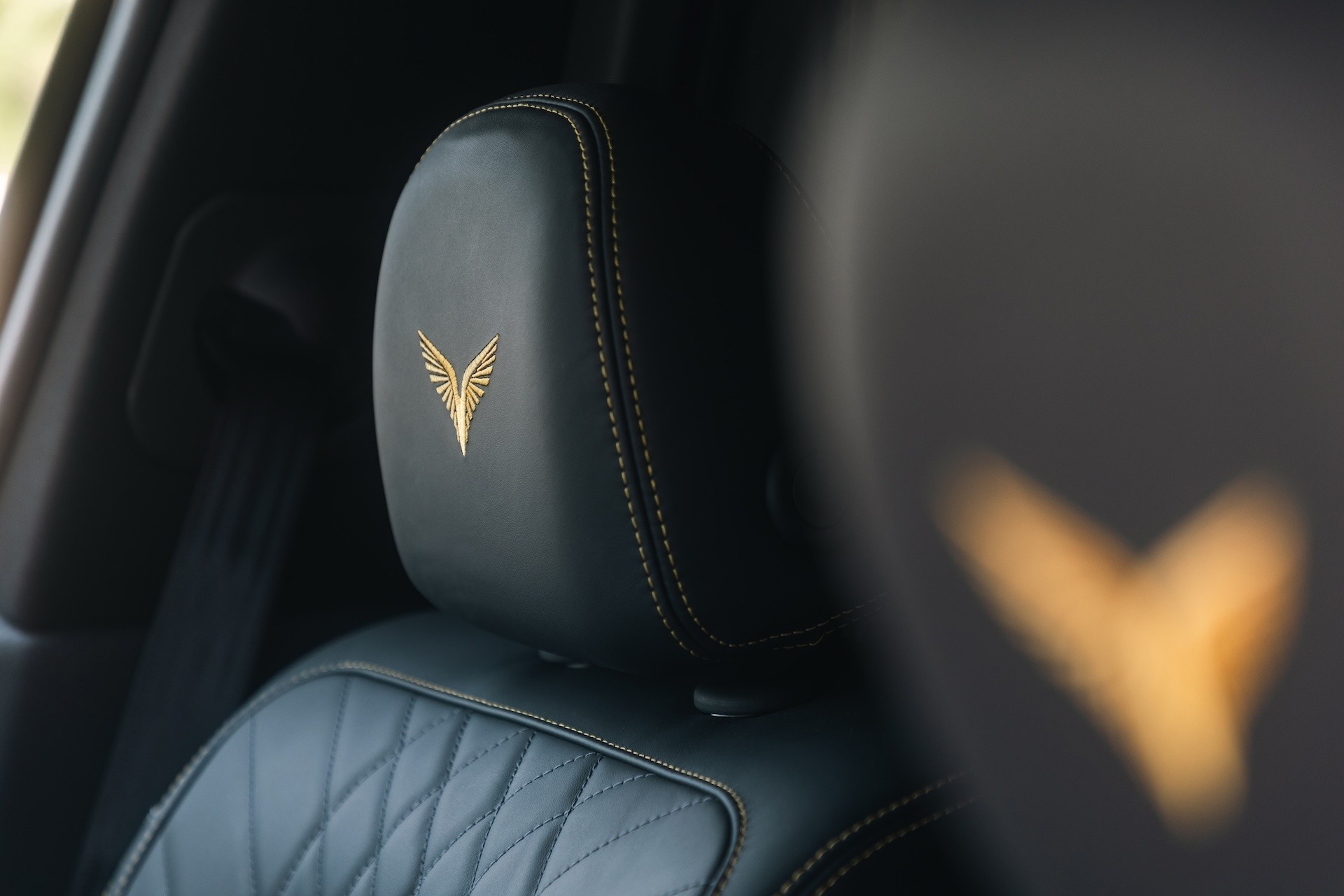 Bên cạnh loạt trang bị an toàn cao cấp cùng lốp run-flat có khả năng di chuyển 80-100 km sau khi bị xịt, Lạc Hồng 900 LX còn có thể được lắp thêm những thiết bị chuyên dụng như hệ thống oxy hỗ trợ cấp dưỡng khí, hệ thống cứu hỏa tích hợp, điện thoại vệ tinh, đèn cảnh báo, còi hú… tùy yêu cầu và mục đích sử dụng.