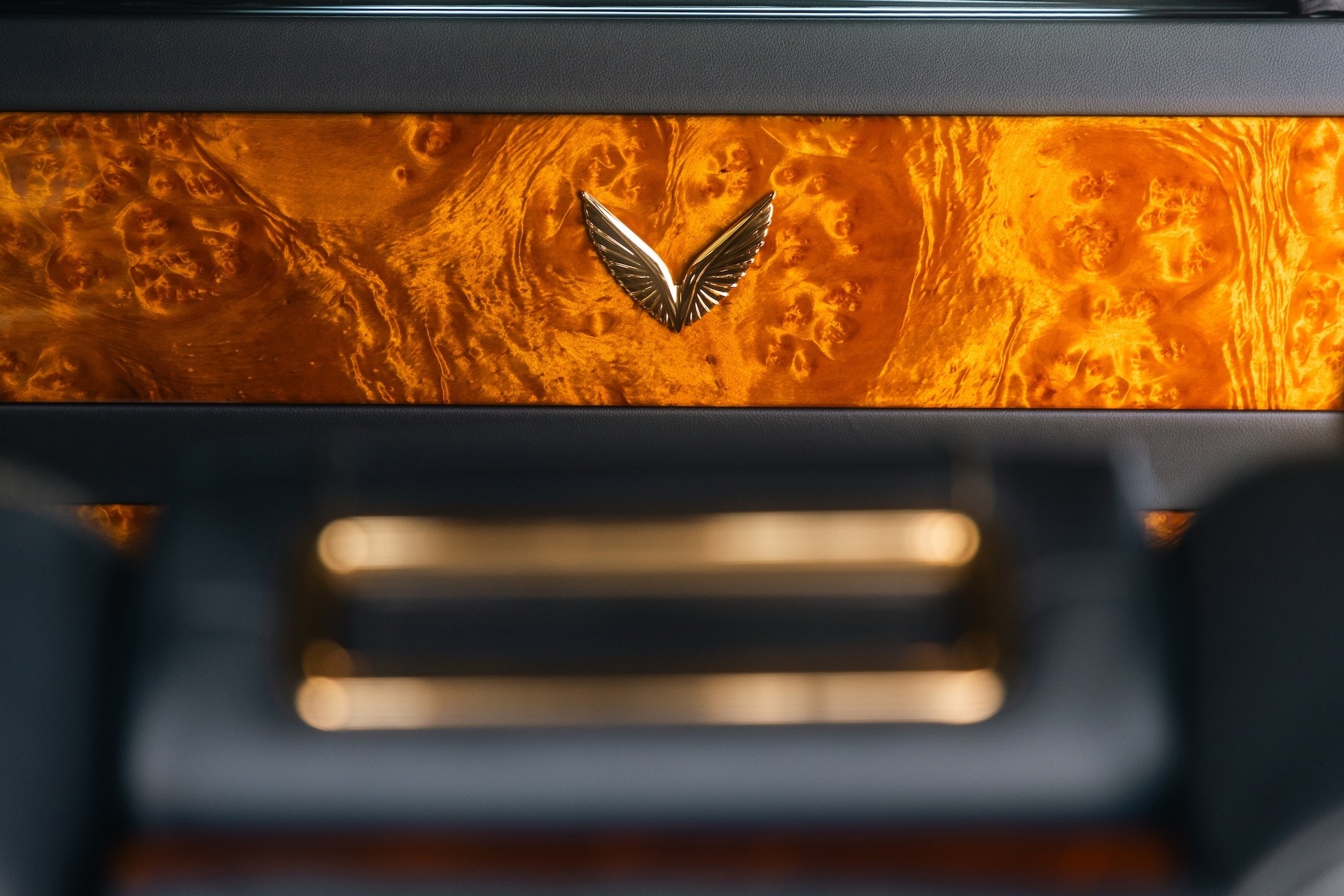 Tất cả chi tiết mạ vàng bên trong và ngoài xe đều được thực hiện hoàn toàn thủ công.