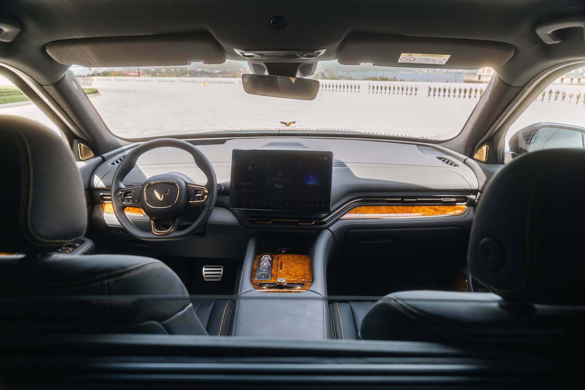 Khoang nội thất Lạc Hồng 900 LX sử dụng gỗ Golden Nanmu, da Nappa và vàng thật. Hàng ghế nguyên thủ rất rộng, xe cũng có trang bị vách ngăn khoang lái bằng kính cách âm và rèm chỉnh điện.