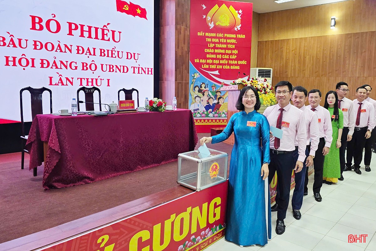 Các đại biểu tiến hành bỏ phiếu bầu BCH Đảng bộ nhiệm kỳ 2025-2030. bqbht_br_6.jpg
