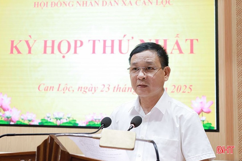 Phó Chủ tịch UBND huyện Trần Mạnh Sơn trình HĐND xã thông qua dự thảo nghị quyết thành lập các cơ quan chuyên môn thuộc UBND xã mới Can Lộc tại kỳ họp thử nghiệm. bqbht_br_manh-son.jpg