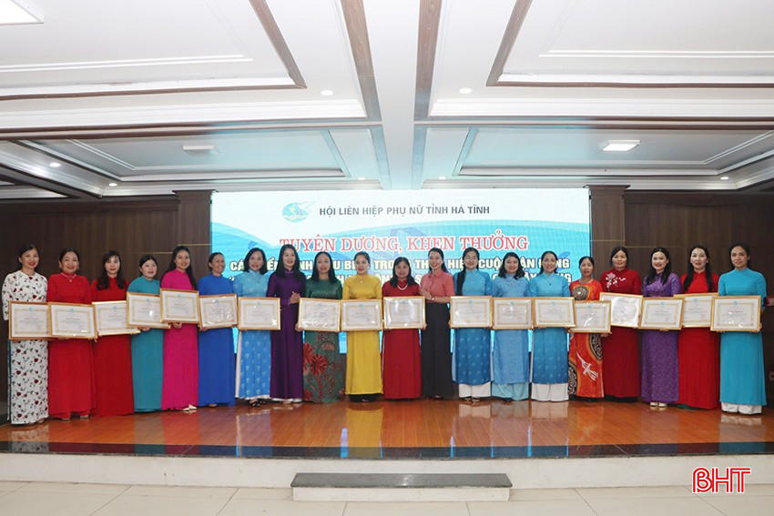 ...trao bằng khen cho các tập thể, cá nhân xuất sắc trong thực hiện phong trào. bqbht_br_trao-bang-khen-1.jpg