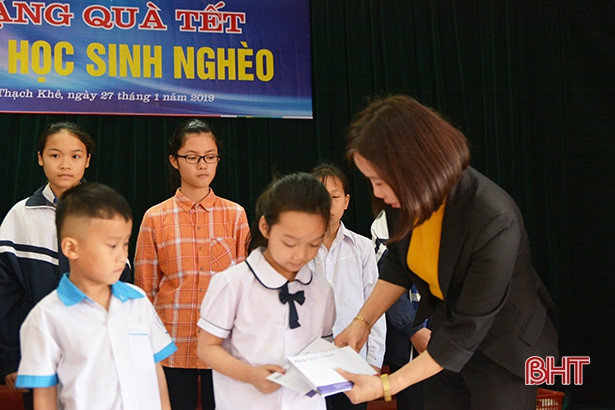 BIDV - Báo Hà Tĩnh trao quà Tết cho học sinh nghèo ở Thạch Khê