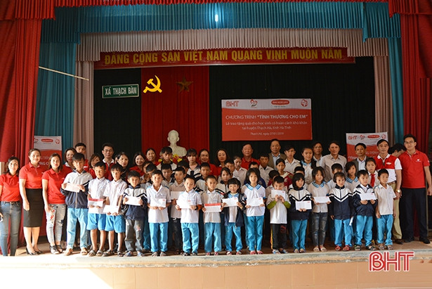 Dai-ichi Life và Báo Hà Tĩnh trao 100 suất học bổng cho trẻ em nghèo học giỏi