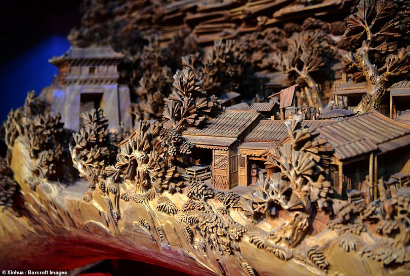 Mãn nhãn với tác phẩm điêu khắc gỗ khổng lồ trên thân cây 1.000 năm tuổi