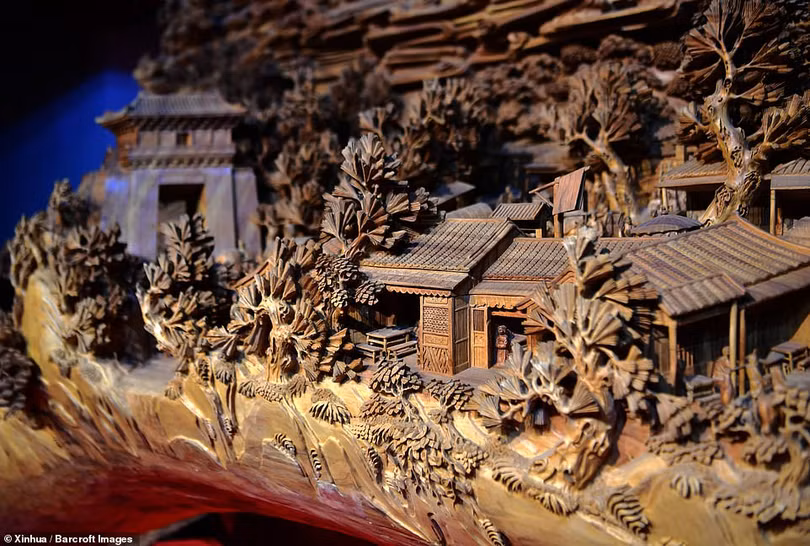 Mãn nhãn với tác phẩm điêu khắc gỗ khổng lồ trên thân cây 1.000 năm tuổi