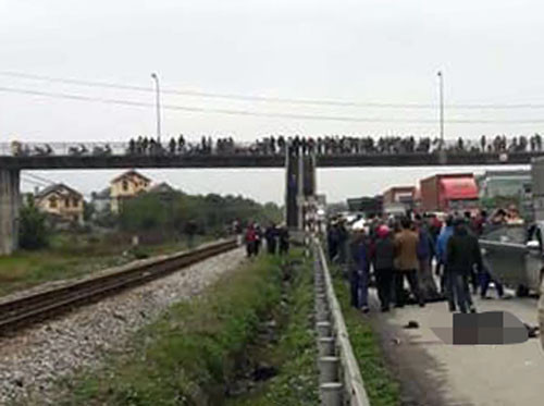 Xe tải đâm đoàn người đi đám tang ở Hải Dương, 8 người chết