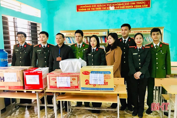 1.484 đầu sách “gửi yêu thương” đến học sinh Hương Khê