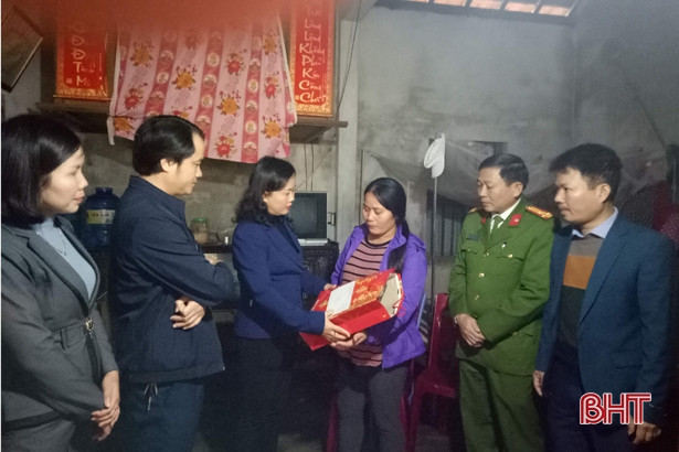 Thăm hỏi, tặng quà các Mẹ Việt Nam Anh hùng ở Lộc Hà