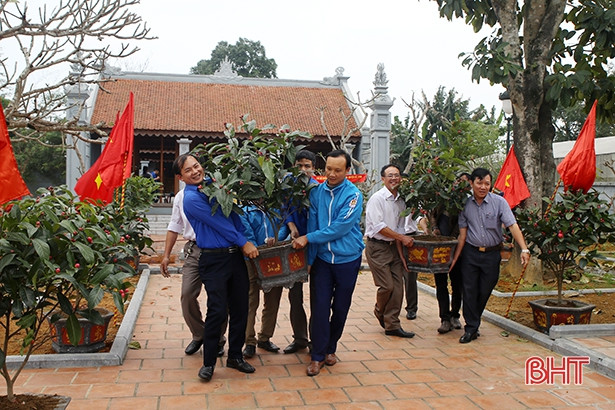 Tuổi trẻ Kỳ Anh cung tiến “Đường hoa dâng Đảng”
