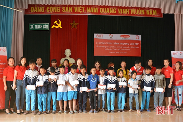 Dai-ichi Life và Báo Hà Tĩnh trao 100 suất học bổng cho trẻ em nghèo học giỏi