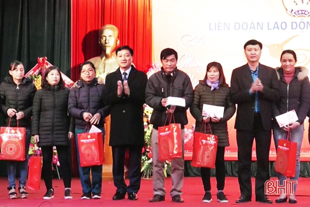 160 suất quà Tết đến với người lao động Đức Thọ