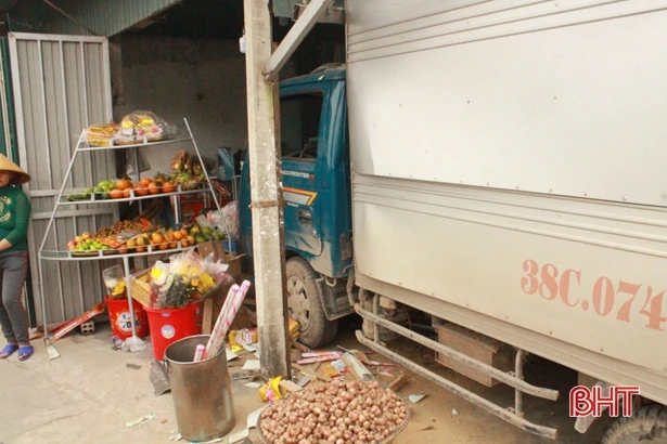 Xe tải lao vào quán tạp hóa, hai bà cháu thoát chết trong gang tấc