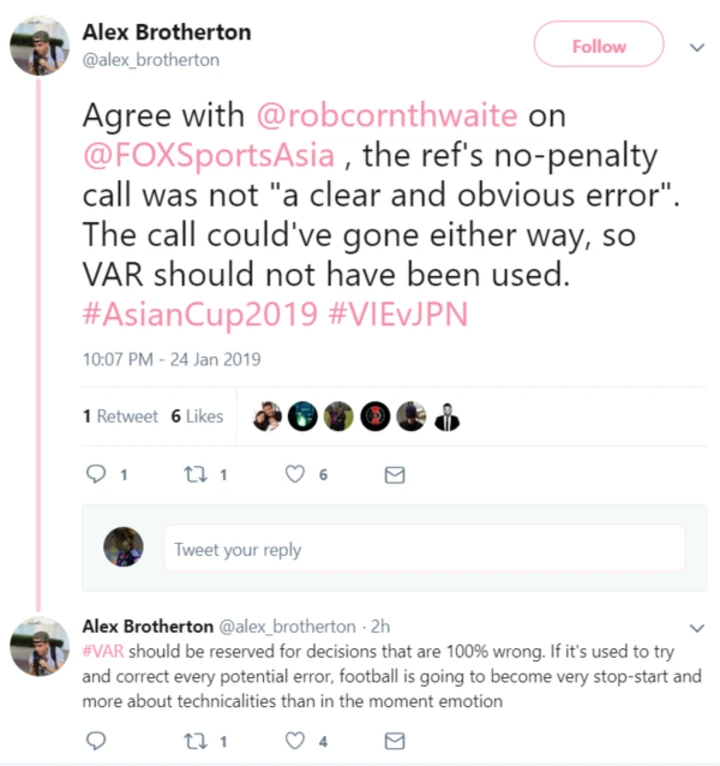 Ký giả người Anh không hài lòng khi VAR được áp dụng trong tình huống 50/50. Ảnh chụp màn hình. Dư luận thế giới phản đối tình huống VAR dẫn đến bàn thua của Việt Nam