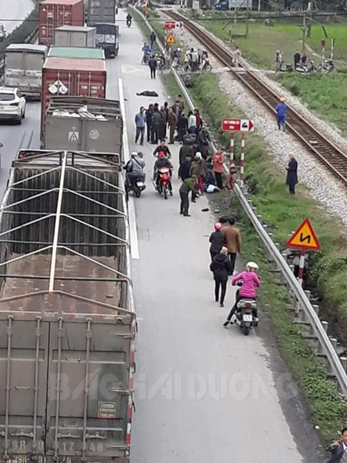 Xe tải đâm đoàn người đi đám tang ở Hải Dương, 8 người chết