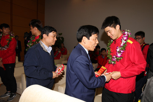 Đội tuyển Việt Nam trở về trong tình cảm ấm cúng của người hâm mộ