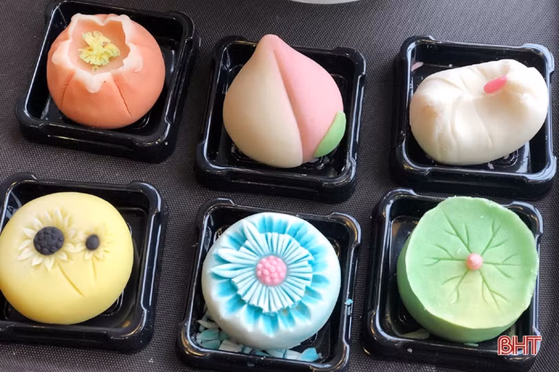 Mê mẩn những bông hoa ẩm thực Nhật Bản dưới bàn tay thợ làm bánh Hà Tĩnh