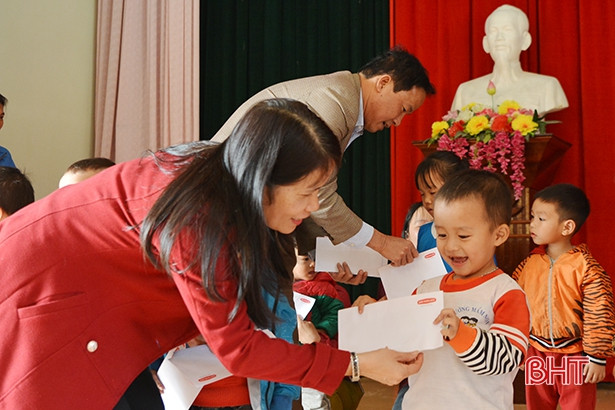 Dai-ichi Life và Báo Hà Tĩnh trao 100 suất học bổng cho trẻ em nghèo học giỏi