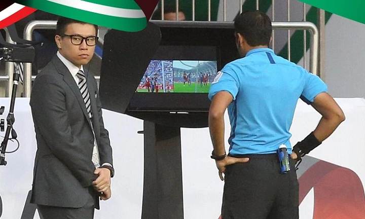 VAR khiến trọng tài hai lần thay đổi quyết định trong trận Nhật Bản - Việt Nam. Ảnh: Abu Dhabi Sports Council. Dư luận thế giới phản đối tình huống VAR dẫn đến bàn thua của Việt Nam