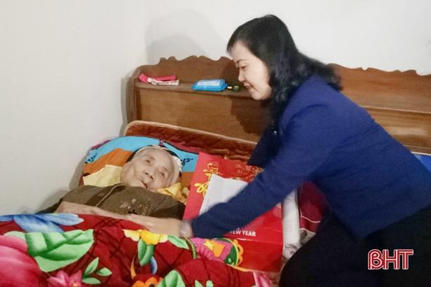 Thăm hỏi, tặng quà các Mẹ Việt Nam Anh hùng ở Lộc Hà