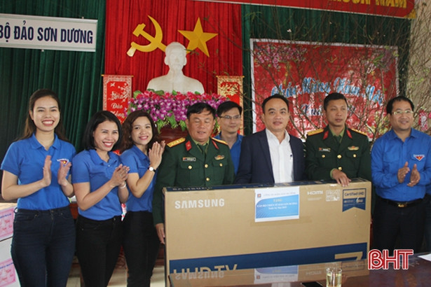 Vui Xuân sớm với chiến sỹ đảo Sơn Dương