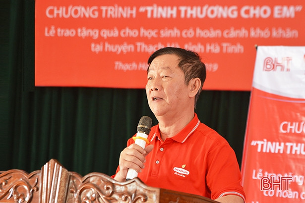 Dai-ichi Life và Báo Hà Tĩnh trao 100 suất học bổng cho trẻ em nghèo học giỏi