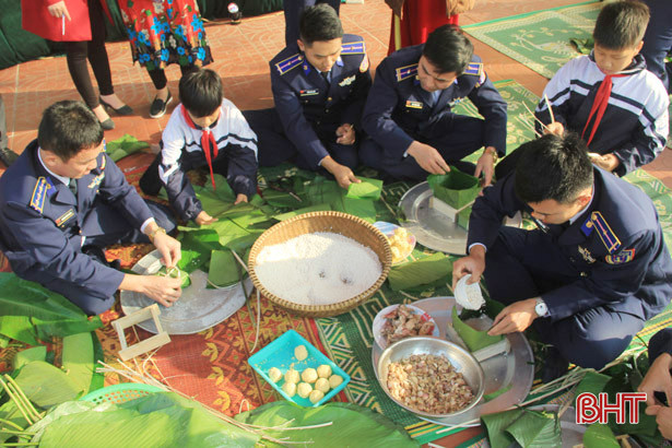 Học sinh Trường THCS Phổ Hải cùng Hải đội 102 thi gói bánh chưng