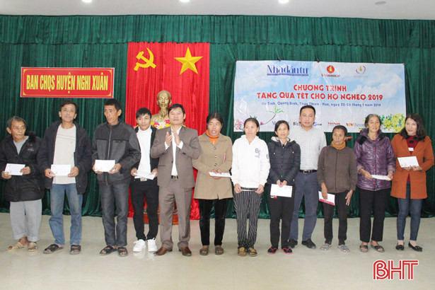 Nhiều phần quà ý nghĩa dành tặng hộ nghèo, gia đình chính sách