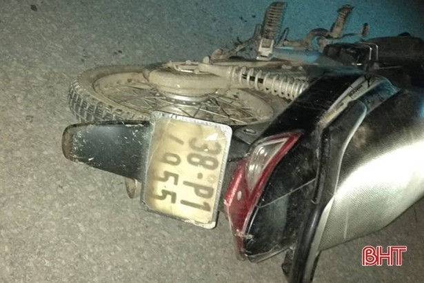 Chạy sai đường, xe máy “dính” đầu xe tải, một người nhập viện