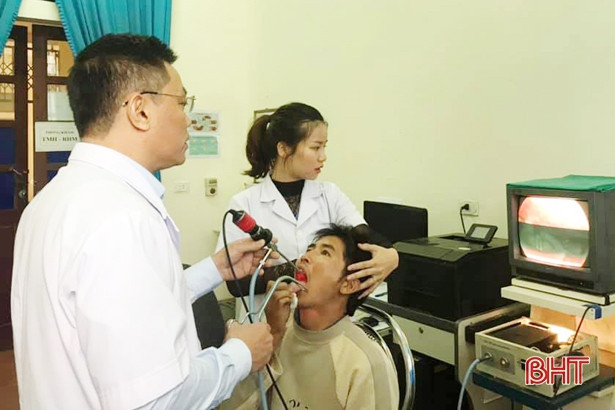 Hãi hùng với 2 xương cá dài 3,5cm trong thực quản 1 bệnh nhân Hà Tĩnh