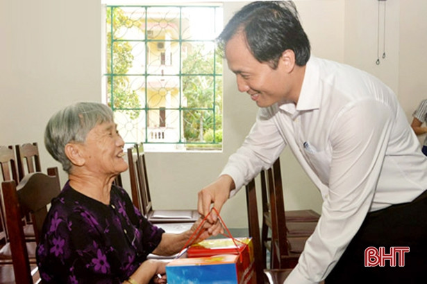 Thăm hỏi gia đình có người thân mất tích trong vụ chìm thuyền ở cửa Nhượng ảnh 5 Thăm hỏi gia đình có người thân mất tích trong vụ chìm thuyền ở cửa Nhượng