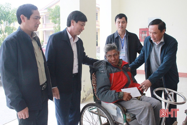 Phó Chủ tịch HĐND tỉnh Võ Hồng Hải chúc tết người nghèo, gia đình có công