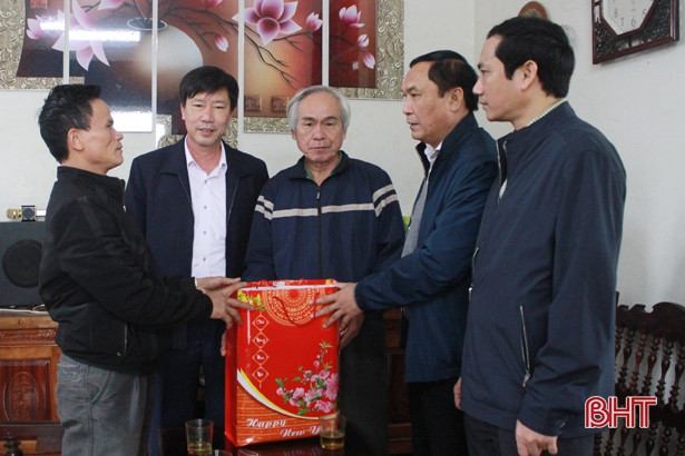 Phó Chủ tịch HĐND tỉnh Võ Hồng Hải chúc tết người nghèo, gia đình có công