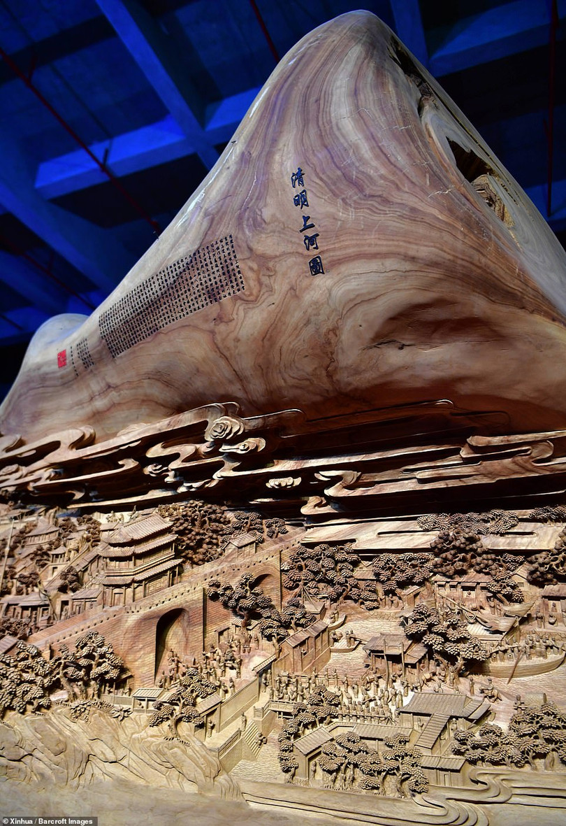 Mãn nhãn với tác phẩm điêu khắc gỗ khổng lồ trên thân cây 1.000 năm tuổi