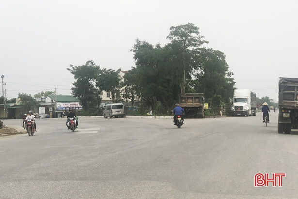 Súng nổ trước cửa tiệm cầm đồ ở Đức Thọ, 3 người nhập viện