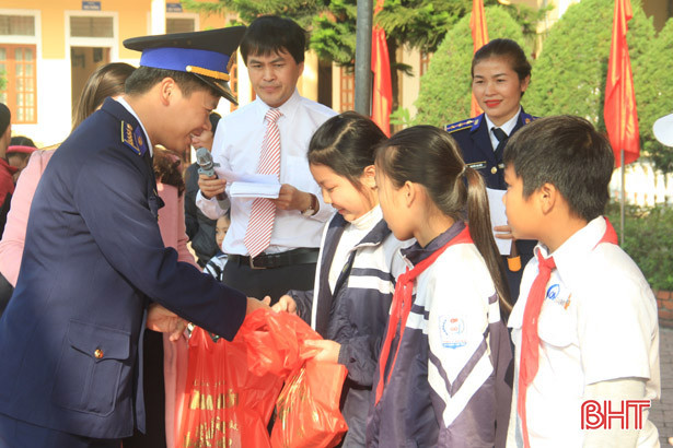 Học sinh Trường THCS Phổ Hải cùng Hải đội 102 thi gói bánh chưng