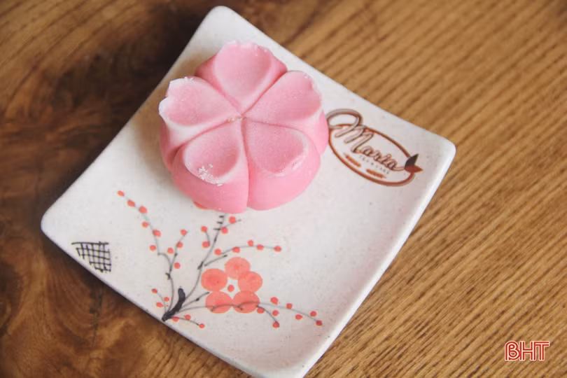 Mê mẩn những bông hoa ẩm thực Nhật Bản dưới bàn tay thợ làm bánh Hà Tĩnh