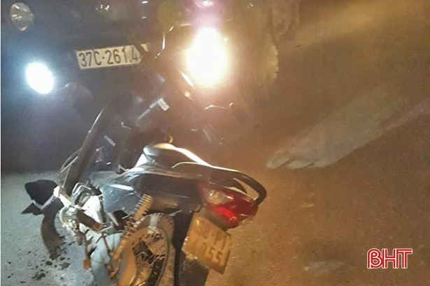 Chạy sai đường, xe máy “dính” đầu xe tải, một người nhập viện