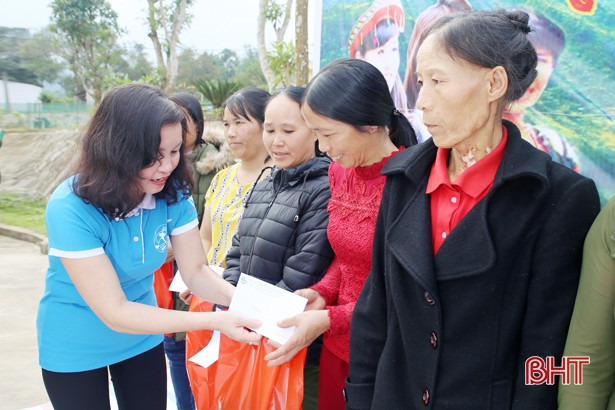 Ấm tình “Xuân đoàn kết - Tết biên cương”