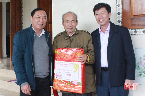 Phó Chủ tịch HĐND tỉnh Võ Hồng Hải chúc tết người nghèo, gia đình có công