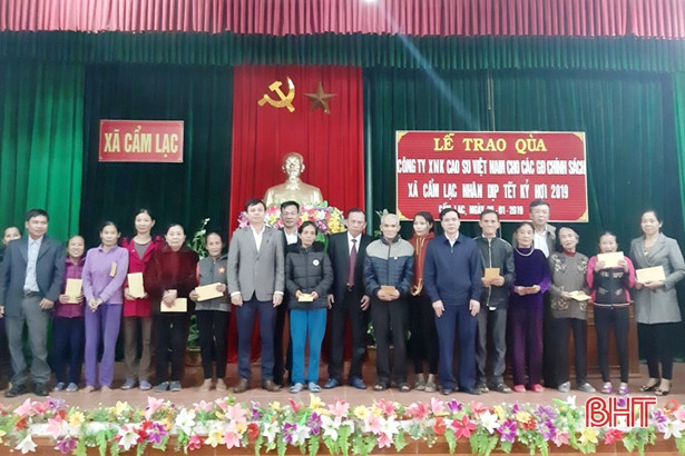 Trao quà Tết cho gia đình chính sách ở Cẩm Xuyên