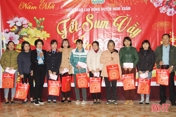“Trao quà tết – Kết nối yêu thương”