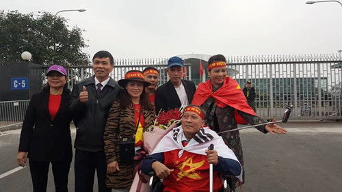 Đội tuyển Việt Nam trở về trong tình cảm ấm cúng của người hâm mộ