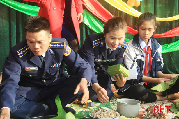 Học sinh Trường THCS Phổ Hải cùng Hải đội 102 thi gói bánh chưng